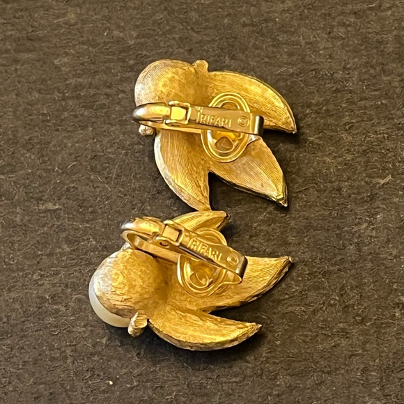 Crown Trifari Clip Earrings with Rhinestones and Faux Pearl - Picture 4 of 5